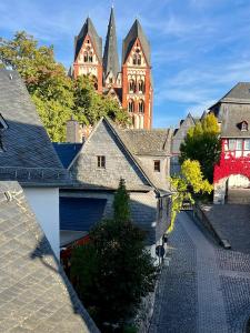 una vista aérea de una ciudad con un gran edificio en Das Haus am Limburger Dom, en Limburg an der Lahn