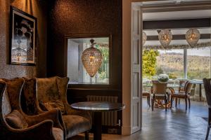 ボウネス・オン・ウィンダミアにあるLakes Hotel & Spaのソファとテーブルのあるリビングルーム