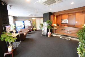 那霸的住宿－HOTEL LiVEMAX BUDGET Okinawa Tomariko，办公室,有植物的等候区