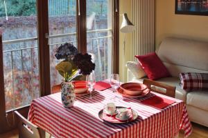 A seating area at Saluzzo Historic Center Apartment Még 25 kép