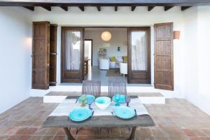 una mesa de madera con platos azules encima en Casa en Ibiza con vistas increíbles en Es Figueral en Playa es Figueral