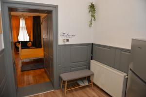 Habitación con puerta, silla y mesa en Family Residence, en Sibiu