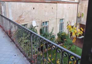 A balcony or terrace at Saluzzo Historic Center Apartment