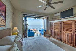 1 dormitorio con cama y vistas al océano en Puerto Vallarta Condo with Pool - Walk to La Playa!, en Puerto Vallarta