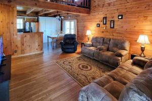 セバービルにあるRustic Cabin with Screened Deck 8 Mi to Dollywoodのソファとテーブルのあるリビングルーム