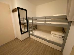 伊索拉的住宿－Les TERRASSES D'ISOLA 2000，客房设有两张双层床和镜子