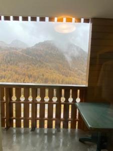 balkon z widokiem na góry w obiekcie Les TERRASSES D'ISOLA 2000 w mieście Isola