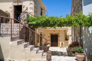una rampa di scale che porta a una casa di IOANNIS STONEHOUSE, Quiet, Privacy & Sea View. a Kíssamos
