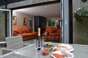 法爾茅斯的住宿－Camellia，一张桌子,上面放着一瓶葡萄酒和食物