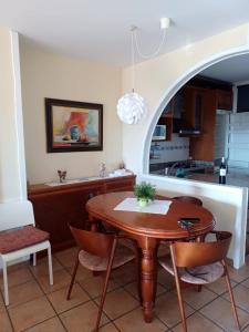 uma cozinha e sala de jantar com uma mesa de madeira e cadeiras em Casa rural Las Peñas em Saucelle