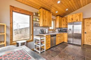 Secluded Granby Mtn Cabin 75 Acres and Views tesisinde mutfak veya mini mutfak