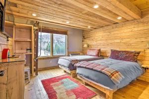 Secluded Granby Mtn Cabin 75 Acres and Views tesisinde bir odada yatak veya yataklar