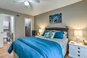 - une chambre avec un lit bleu et une salle de bains dans l'établissement Seminole Townhome Easy Access to Beaches!, à Seminole