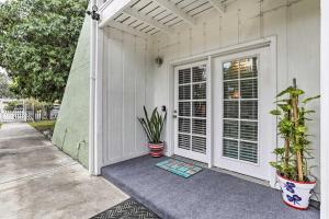 une porte d'entrée d'une maison avec des plantes en pot dans l'établissement Seminole Townhome Easy Access to Beaches!, à Seminole