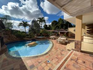 una gran piscina en un patio con patio en Serenity Suites Casa Boutique en Bucaramanga