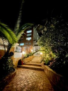 een trap die 's nachts naar een gebouw leidt bij Serenity Suites Casa Boutique in Bucaramanga