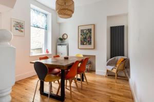 a dining room with a table and chairs at Penarth Townhouse close to Cardiff & Bay in Cardiff