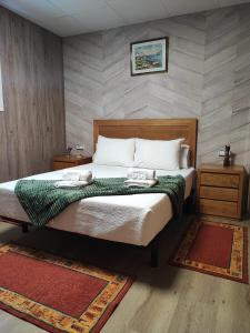 1 dormitorio con 1 cama con 2 toallas en CarreraHouses OCouto, en Pontevedra