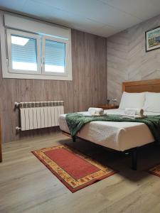Un dormitorio con una cama grande y una ventana en CarreraHouses OCouto, en Pontevedra