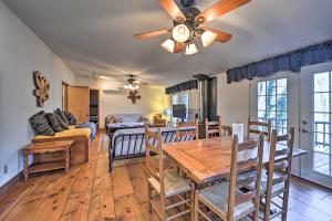 Galeriebild der Unterkunft Secluded Bryson City Home with Deck, Steps to Creek! in Bryson City