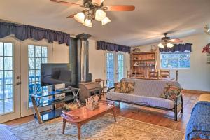 Galeriebild der Unterkunft Secluded Bryson City Home with Deck, Steps to Creek! in Bryson City + 32 Fotos