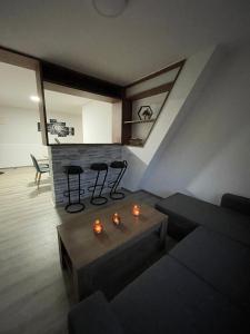 ein Wohnzimmer mit einem Sofa und einem Tisch in der Unterkunft Planinska Kraljica in Gornje Pale