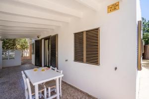 Camera bianca con tavolo e sedie bianchi di Bettina & Birgitta - Formentera Break a Es Pujols