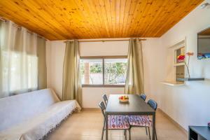 um quarto com uma cama e uma mesa com cadeiras em Bettina & Birgitta - Formentera Break em Es Pujols