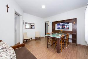 sala de estar con mesa y sillas en una habitación en DOÑA ALZIRA, en Bombinhas