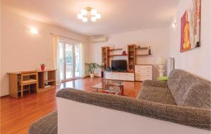 uma sala de estar com dois sofás e uma televisão em Stunning Home In Barban With Kitchen em Barban