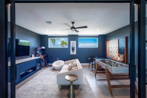 Black Urchin Boutique Resort في Belford Estates: غرفة زرقاء مع أريكة وطاولة