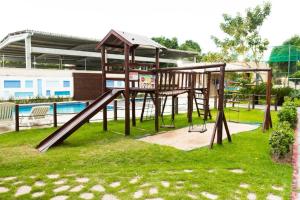 - une aire de jeux avec toboggan dans un parc dans l'établissement Apartamento Encantador Verano na Praia, à Natal