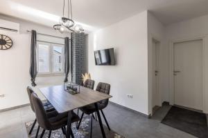 TV a/nebo společenská místnost v ubytování Mala Kate Apartments