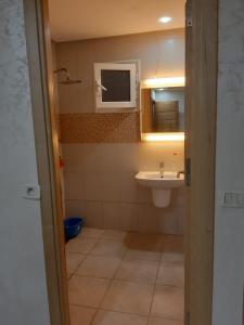 y baño con lavabo y espejo. en Appart S plus 2 à Sousse zone touristique en Sousse