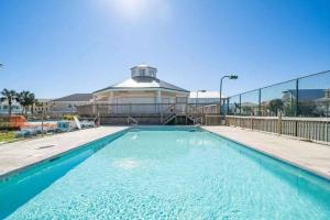 Bazén v ubytování Eye-catching Property w/ Picturesque Coastal Views nebo v jeho okolí