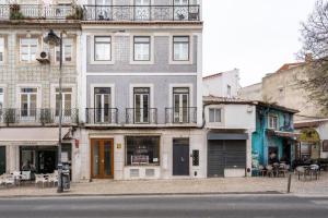 ein Gebäude an der Seite einer Stadtstraße in der Unterkunft WHome Chic 2-Bed near Santos & Alcântara perfect for Families & Couples in Lissabon