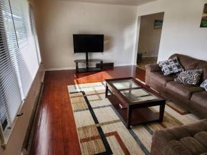 Spacious 4-bedroom home in quiet neighborhood TV 또는 엔터테인먼트 센터