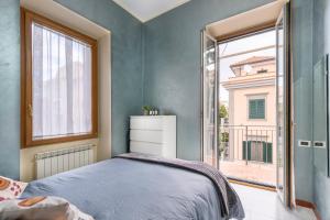 een slaapkamer met een bed en een groot raam bij Hostly - Domus Happya - Dream in the Appia Antica Park in Rome