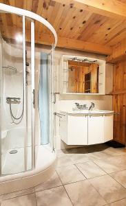 La salle de bains est pourvue d'une douche et d'un lavabo. dans l'établissement La Tanière : 4 personnes, à Gérardmer