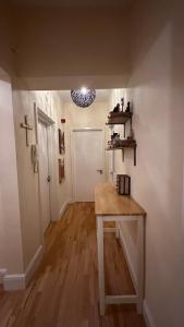 una habitación con una mesa y una cruz en la pared en Central London spacious Studio en Londres