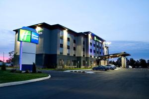 ペンブルックにあるHoliday Inn Express Pembroke by IHGの前に駐車場がある大きな建物