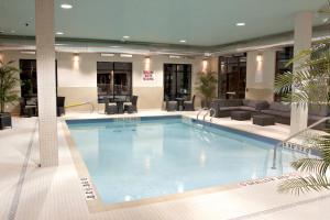 uma grande piscina no átrio do hotel em Holiday Inn Express Pembroke, an IHG Hotel em Pembroke
