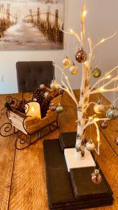 einen Tisch mit einem Baum mit Lichtern in der Unterkunft Nancie's Place - DARTMOUTH TOWN CENTER with PRIVATE PARKING - A Traditional Georgian PRIVATE DUPLEX APARTMENT - BEAUTIFULLY REFURBISHED - TWO BEDROOMS, BATHROOM, KITCHEN and LOUNGE DINER in Dartmouth