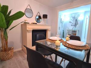 a dining room with a table and a fireplace at Dos Torres Bárbol - Jacuzzi en la Habitación y Garaje en el Centro in Zaragoza