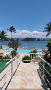 uma passagem que leva à praia com vista para a água em Ilha Porchat Hotel em São Vicente