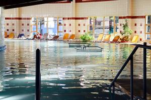Bazén v ubytování Ametiszt Hotel Harkány nebo v jeho okolí