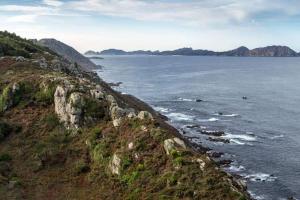 a view of the ocean and a rocky coast at Cerca del puerto deportivo y de la playa in Cangas de Morrazo