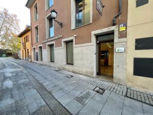 una strada vuota di fronte a un edificio di Guiana Rooms - Adults Only a Ponferrada