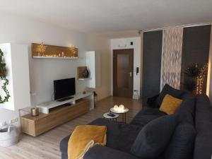 a living room with a blue couch and a tv at Gemütliches Apartment in Bad Berneck in Bad Berneck im Fichtelgebirge