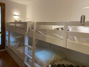 a room with two bunk beds and a sink at Vitivola Els Esquiadors de Llorts in Llorts